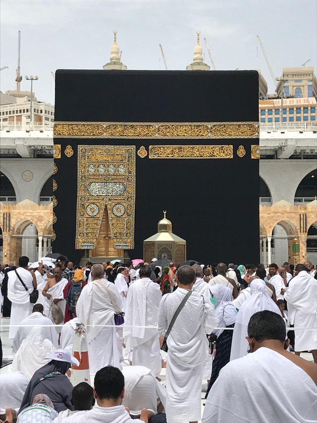 rombongan jemaah haji (Foto oleh SHAHID ALI dari Pexels: https://www.pexels.com/id-id/foto/orang-orang-masyarakat-rakyat-manusia-13162041/).