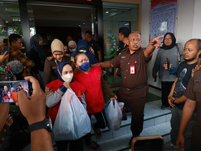 Tersangka dalam perkara Daycare Little Aresha Yogyakarta saat di kantor Kejari Kota Yogyakarta, Rabu (24/6/2026). Foto: Arfiansyah Panji Purnandaru/kumparan