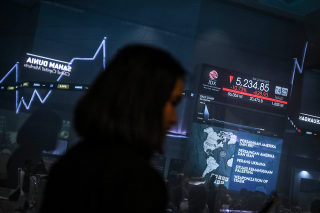 Layar menampilkan pergerakan Indeks Harga Saham Gabungan (IHSG) yang menurun di Bursa Efek Indonesia (BEI), Jakarta, Jumat (16/10/2026). Foto: Hafidz Mubarak A/ANTARA FOTO