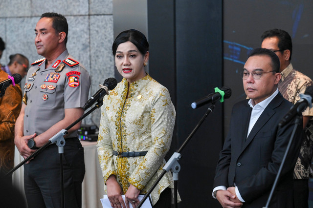 Ketua Dewan Komisioner OJK Friderica Widyasari Dewi bersama Wakil Ketua DPR Sufmi Dasco Ahmad dan Kapolri memberikan keterangan pers saat memantau penurunan IHSG di Bursa Efek Indonesia (BEI), Jakarta, Jumat (16/10/2026). Foto: Hafidz Mubarak A/ANTARA FOTO