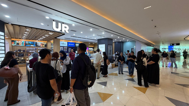 Pengambilan unit iPhone 18 Series bagi pelanggan yang telah melakukan pre-order di Urban Republic, Grand Indonesia, Jakarta. Foto: Habib Allbi Ferdian/kumparan