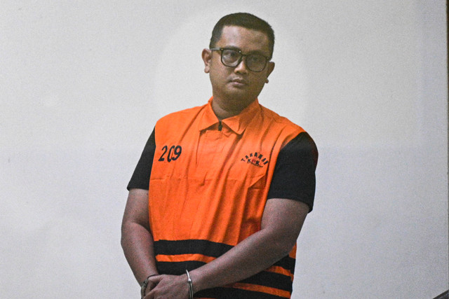 Bupati Klaten Hamenang Wajar Ismoyo berjalan menggunakan rompi tahanan usai menjalani pemeriksaan di Gedung Merah Putih KPK, Jakarta, Jumat (16/10/2026).  Foto: Fauzan/ANTARA FOTO