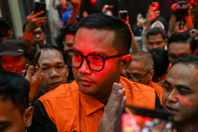 Bupati Klaten Hamenang Wajar Ismoyo berjalan menggunakan rompi tahanan usai menjalani pemeriksaan di Gedung Merah Putih KPK, Jakarta, Jumat (16/10/2026). Foto: Fauzan/ANTARA FOTO