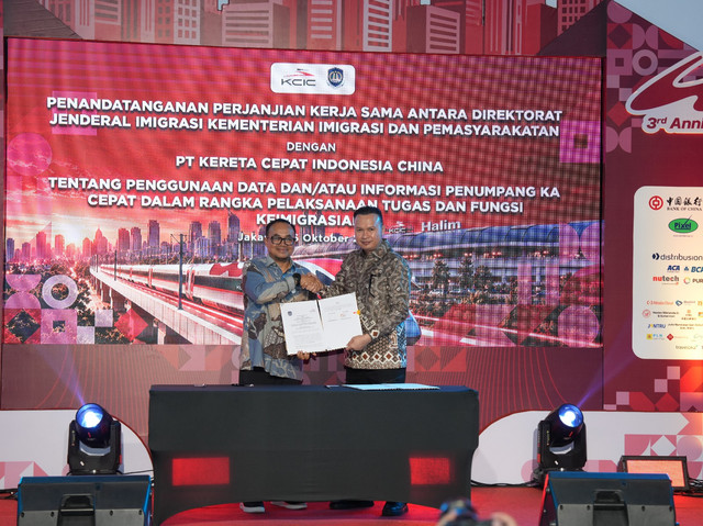 Dirjen Imigrasi Hendarsam Marantoko dan Dirut KCIC Dwiyana Slamet Riyadi resmikan kolaborasi pemesanan tiket Whoosh lewat platform All Indonesia bagi penumpang internasional di Halim, Jakarta Timur, Jumat (16/10/2026). Foto: Dok. Kementerian Imigrasi
