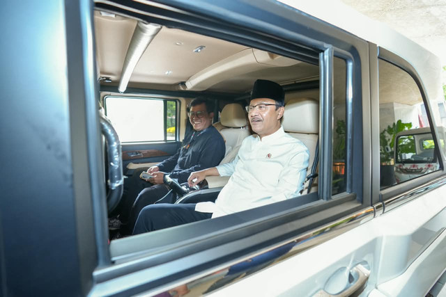 Mensos Gus Ipul perdana gunakan mobil dinas Maung buatan PT Pindad dan beri apresiasi positif usai menjajalnya di lingkungan Kantor Kemensos, Jakarta, Jumat (16/10/2026). Foto: Dok. Kemensos