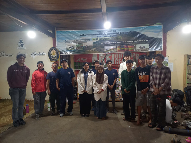 Foto Bersama Mahasiswa Fakultas Hukum UKSW dengan masyarakat di Basecamp Merbabu via Thekelan, Sabtu (10/10/2026)