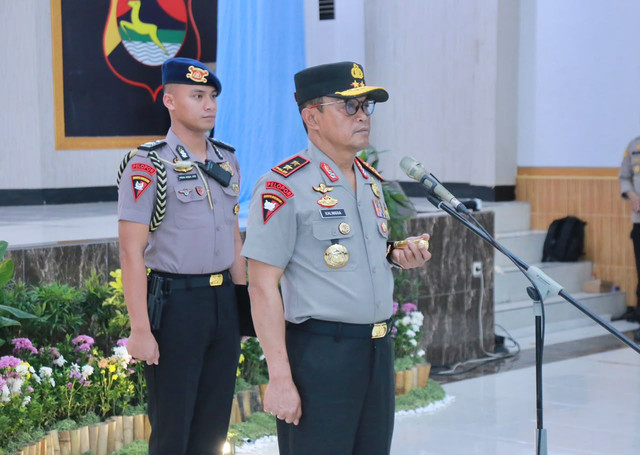 Kapolda NTB Irjen Pol. Kalingga Rendra Raharja pimpin pelepasan 200 personel Satbrimob Polda NTB untuk bantu penanganan Karhutla di lima wilayah Kalimantan melalui Operasi Aman Nusa II di Mataram, Jumat (16/10/2026). Foto: Dok. Polri