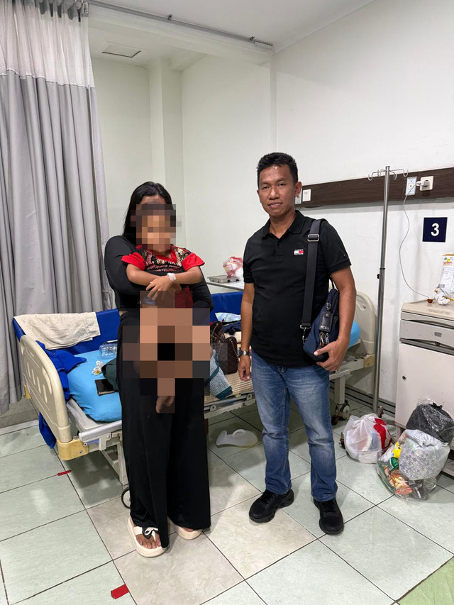 Bupati Karawang Aep Syaepuloh bantu biaya pengobatan dan proses kepulangan balita korban penganiayaan dari RS Siloam Purwakarta ke rumah, Jumat (16/10/2026). Foto: Dok. Istimewa