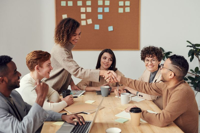 Suasana rapat bisnis di kantor modern. (Foto: Pexels/Fauxels).