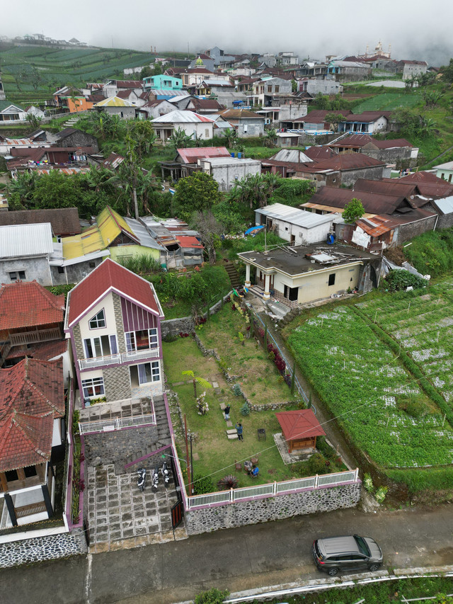 Ilustrasi rumah di jakarta.pexels.Foto oleh just a hobby: https://www.pexels.com/id-id/foto/pemandangan-udara-desa-pedesaan-dengan-ladang-hijau-34438792/
