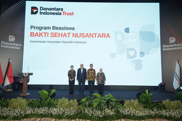 Ketua Yayasan Danantara Indonesia Trust Nuraini Razak, CEO Danantara Indonesia Rosan Roeslani, Menteri Kesehatan Budi Gunadi Sadikin, dan Dirjen Sumber Daya Manusia Kesehatan Kemenkes dr Yuli Farianti di Wisma Danantara Indonesia, Jakarta Selatan. Foto: Danantara Indonesia