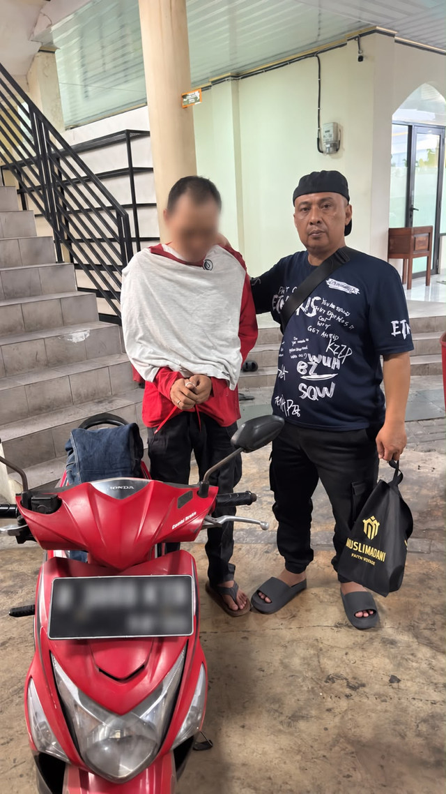 Satreskrim Polres Metro Bekasi Kota dan Polsek Bekasi Selatan mengamankan DF (42), terduga pelaku pelecehan seksual terhadap seorang siswi di Kayuringin Jaya, Bekasi Selatan, Kota Bekasi. Foto: Dok. Istimewa