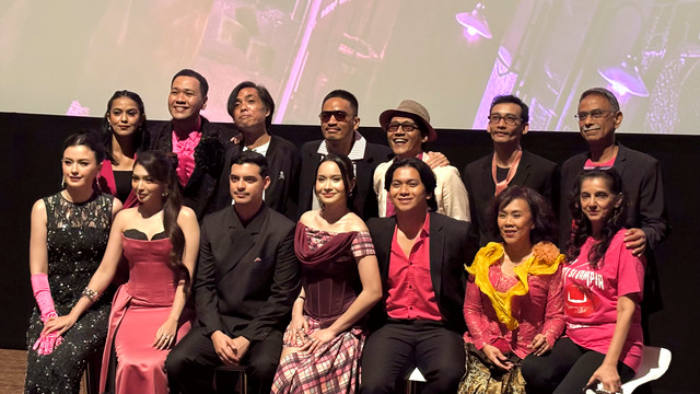 Jajaran pemain dan tim produski film Siti Si Vampir dalam acara press conference di Jakarta Selatan, Jumat (16/10/2026). Foto: Hosana Solagracia Sifra/kumparan