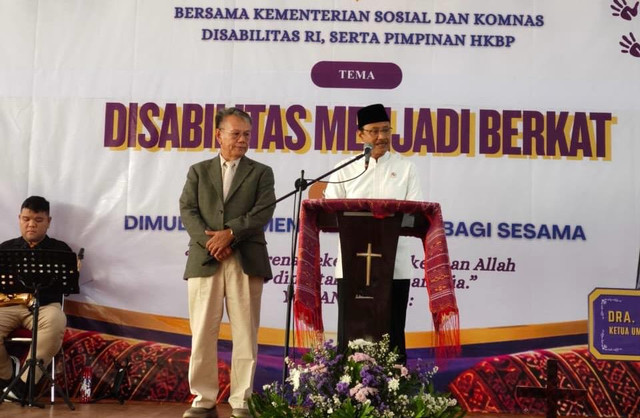 Mensos Gus Ipul apresiasi layanan keagamaan inklusif bagi penyandang disabilitas oleh HKBP Distrik VIII DKI Jakarta dalam Ibadah Raya di Cakung, Jakarta Timur, Jumat (16/10/2026).  Foto: Dok. Kemensos