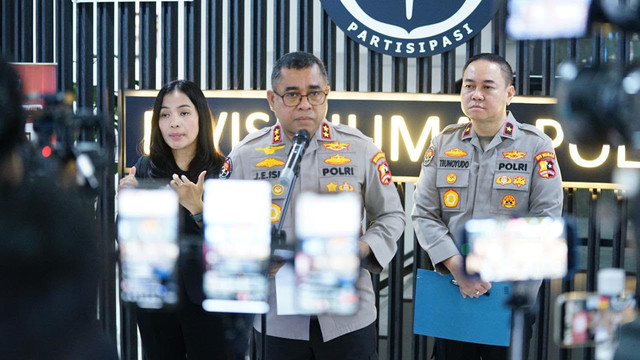 Kadiv Humas Polri Irjen Johnny Eddizon Isir sampaikan pengiriman enam personel Satbrimob Polda Lampung beserta dua unit Armored Water Cannon (AWC) untuk bantu penanganan Karhutla di Sumatera Selatan, Sabtu (17/10/2026). Foto: Dok. Polri