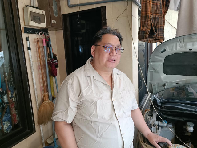 Jemmy (52) anak dari lansia yang menjadi korban penjambretan di rumahnya di Gang Luna 3, Kelurahan Pagarsih, Kecamatan Bojongloa Kaler, Kota Bandung saat ditemui Sabtu (17/10/2026). Foto: Abisatya/kumparan