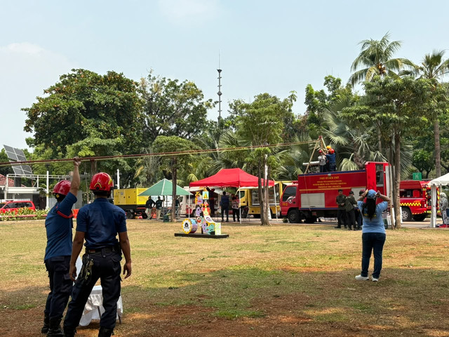 Wahana flying fox ala damkar saat program Namu Balai Kota di Balai Kota DKI Jakarta, Sabtu (17/10/2026). Foto: Nasywa Athifah/kumparan