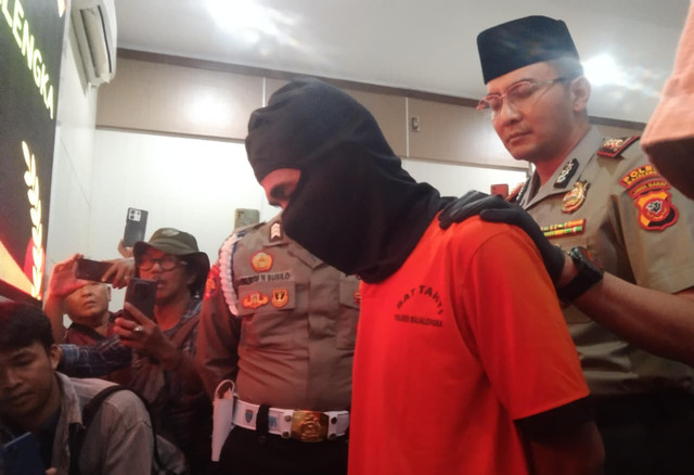 Kapolres Majalengka AKBP Muhammad Aldy Sulaiman saat bersama pelaku pencabulan. (15/10/2026). Foto: Dok. kumparan