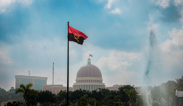 Ilustrasi bendera Angola. Foto: Dave Primov/Shutterstock
