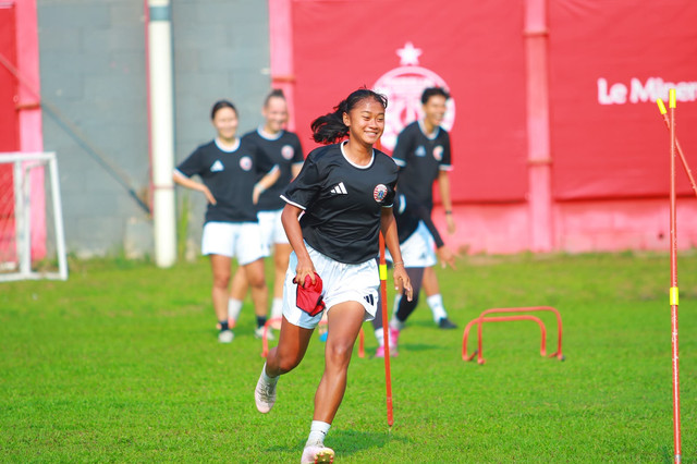 Shifana Rizka, pemain Persija Women melakukan latihan di Persija Training Ground, Depok, Sabtu (17/10). Foto: Agri Aulian Perdana/kumparan