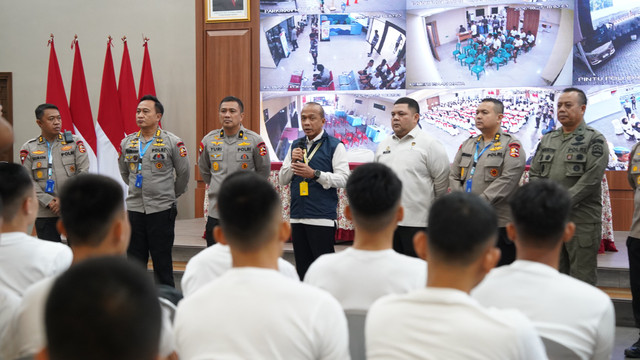 Irjen Kemenimipas Rudi Setiawan tinjau seleksi kesehatan dan fisik calon taruna Poltekim-Poltekip 2026 di RS Bhayangkara Brimob, Depok, untuk pastikan transparansi tanpa KKN, Kamis (15/10/2026). Foto: Dok. Kementerian Imigrasi