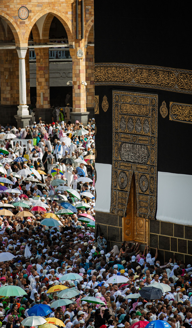 (Foto oleh SULTAN  dari Pexels: https://www.pexels.com/id-id/foto/umat-muslim-di-dekat-kakbah-di-masjidil-haram-di-mekkah-arab-saudi-18351083/) 