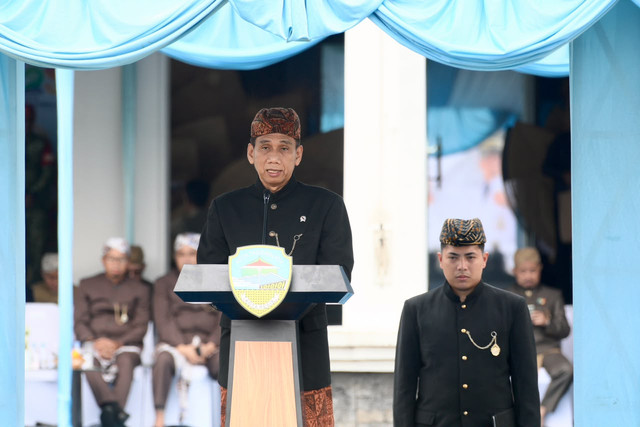 Wamendagri Akhmad Wiyagus pimpin upacara HUT ke-25 Kota Tasikmalaya dan ajak perkuat kolaborasi pembangunan di Balai Kota Tasikmalaya, Jawa Barat, Sabtu (17/10/2026). Foto: Dok. Kemendagri