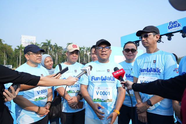 Direktur Kepesertaan BPJS Kesehatan Akmal Budi Yulianto hadiri kegiatan Fun Walk bersama Ditjen Dukcapil, Perum BULOG, dan mitra perbankan untuk perkuat kolaborasi dan gaungkan hidup sehat di Monas, Jakarta Pusat, Sabtu (17/10/2026). Foto: Dok. BPJS Kesehatan