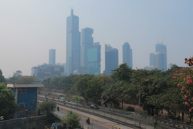 Suasana Jakarta saat asap kebakaran hutan dan lahan (karhutla) terpantau mencapai atmosfer wilayah tersebut, Sabtu (17/10/2026). Foto: Jamal Ramadhan/kumparan