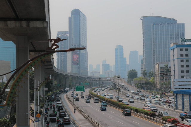 Suasana Jakarta saat asap kebakaran hutan dan lahan (karhutla) terpantau mencapai atmosfer wilayah tersebut, Sabtu (17/10/2026). Foto: Jamal Ramadhan/kumparan