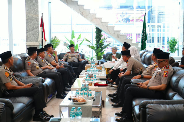 Kapolri Jenderal Polisi Suyudi Ario Seto bersilaturahmi dengan Rais Aam PBNU KH Miftachul Akhyar didampingi Gubernur Jatim Khofifah Indar Parawansa di Ponpes Miftachussunah untuk perkuat sinergi ulama dan umara di Surabaya, Sabtu (17/10/2026). Foto: Dok. Polri