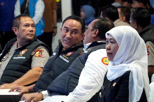 Kapolri Suyudi Ario Seto bersama Presiden KSPSI Andi Gani Nena Wea, Kabareskrim Asep Safrudin, dan Gubernur Jatim Khofifah Indar Parawansa dalam peresmian Desk Ketenagakerjaan di Mapolres Jombang, Jawa Timur, Sabtu (17/10/2026). Foto: Syaiful Arif/ANTARA FOTO