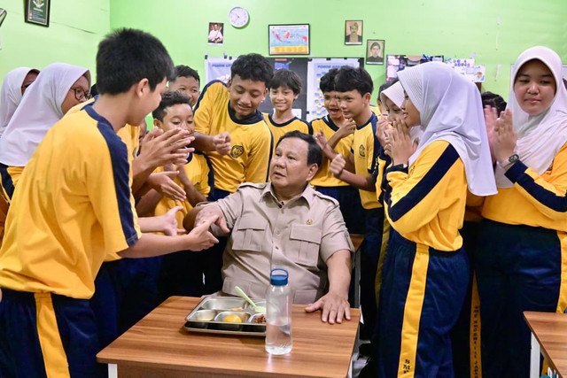 Presiden Prabowo Subianto bersama pelajar Sekolah Dasar penerima manfaat program Makan Bergizi Gratis (MBG) . (Sumber: Sekretariat Kabinet RI)
