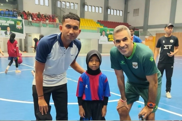 Devina bertemu Coach Luis Estrela. Foto: Instagram/ @pjokbersamayusuf