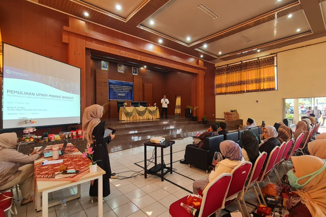 Kementerian UMKM memberikan pendampingan kepada pelaku UMKM terdampak bencana di Sumatera. Foto: Dok. Kementerian UMKM