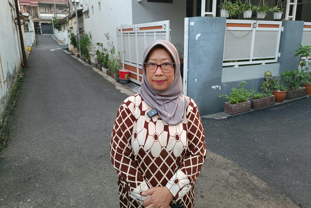 Yuyun, pengurus RW 2 Komplek Taruna, Pasir Endah, Ujungberung, Kota Bandung, saat ditemui pada Sabtu (17/10/2026). Foto: Abisatya/kumparan