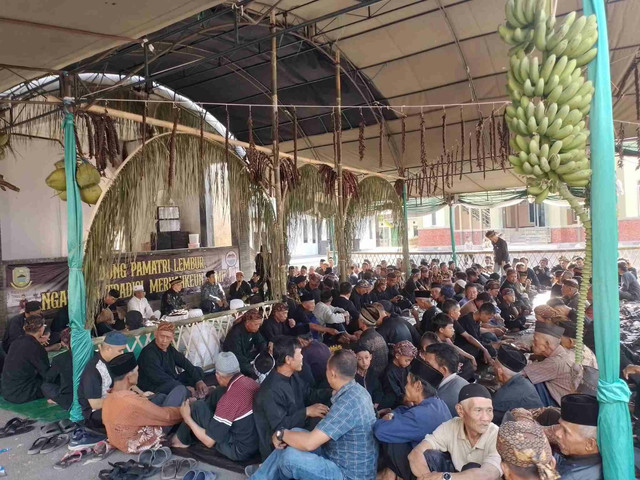 Seluruh lapisan masyarakat desa Legokherang dari kaum muda hingga para tetua ikut serta dalam acara Sedekah Bumi di area Pasalit (alun-alun desa). Sumber foto: Dok. Heri Maulana Sidik