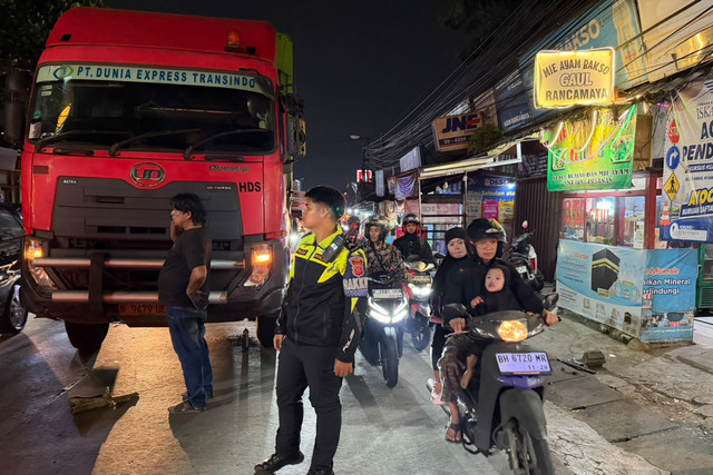 Truk mogok sebabkan macet di jalan Ciawi-Sukabumi, Sabtu (17/10/2026). Foto: Dok. Lantas Bogor