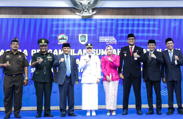 Plt Bupati Klaten Mahanni Yulindha Pratiwi saat dilantik sebagai Wakil Bupati Klaten menggatikan suaminya, Senin (12/10/2026). Foto: Dok. Pemprov Jateng