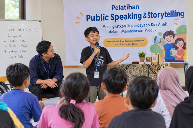 public speaking dan storytelling dalam meningkatkan kepercayaan diri anak. Sumber. chat gpt