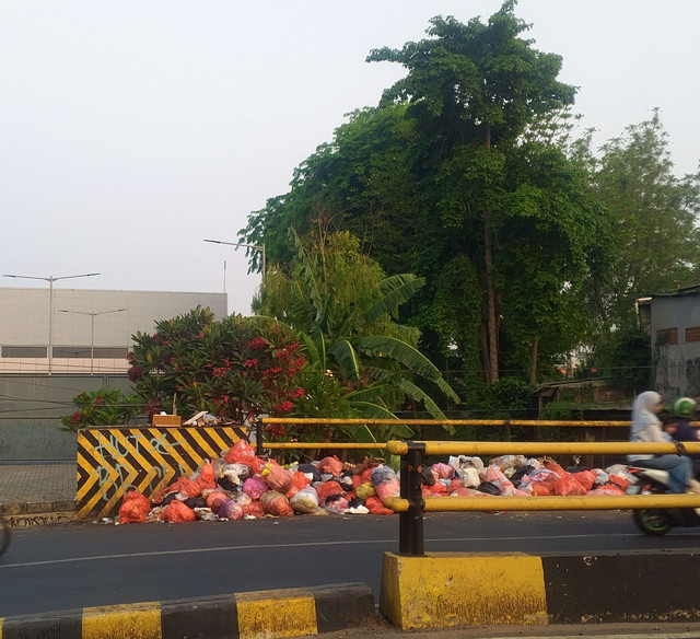 tumpukan sampah di jembatan Ciledug (sumber: koleksi pribadi)