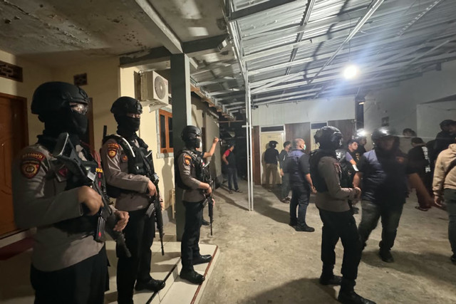 BNNP dan Polda Sulteng mendapat perlawanan dari warga saat menggerebek sarang Narkoba di Kelurahan Kayumalue, Kota Palu. Foto: Dok. Humas Polda Sulteng
