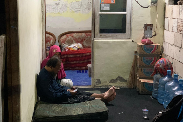 Selaras Abdul Wahid (53), ayah Z (10), bocah dengan Down syndrome yang meninggal dan diduga menjadi korban perundungan, saat ditemui di rumahnya di Rungkut, Surabaya, Sabtu (17/10/2026).  Foto: Farusma Okta Verdian/kumparan