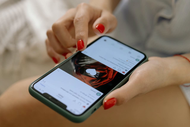 Sumber foto: Cottonbro Studio, Pexels — https://www.pexels.com/photo/selective-focus-photo-of-smiling-man-looking-at-his-phone-while-holding-cup-3206080/