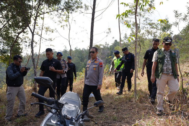 Kapolda Jawa Tengah, Irjen Roy Hardi Siahaan, meninjau posko karhutla Gunung Lawu, Jawa Tengah. Foto: Dok. Istimewa