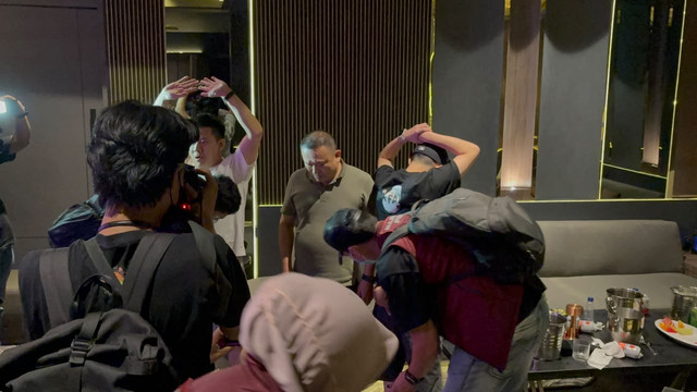 Bareskrim Polri dan BNN menggelar razia di sejumlah kelab malam, Minggu (18/10/2026) dini hari. Foto: Rayyan Farhansyah/kumparan