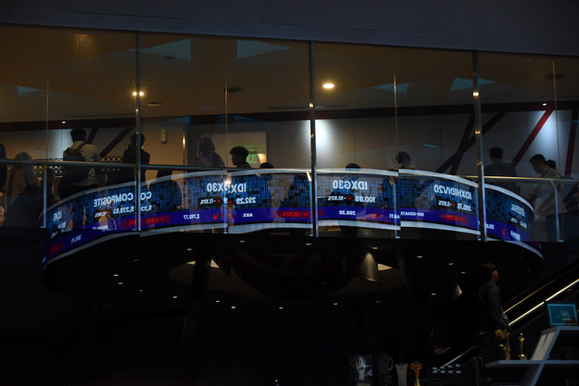 Pengunjung memantau layar pergerakan Indeks Harga Saham Gabungan (IHSG) di Bursa Efek Indonesia, Jakarta, Jumat (16/10/2026). Foto: Indrianto Eko Suwarso/ANTARA FOTO