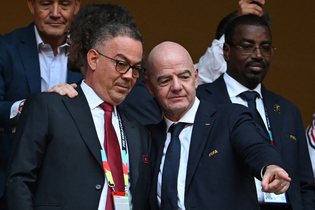 Presiden FIFA Gianni Infantino (kanan) berbincang dengan Presiden Federasi Sepak Bola Kerajaan Maroko, Fouzi Lekjaa, dalam pertandingan babak 32 besar Piala Dunia 2026 antara Belanda dan Maroko di Stadion Monterrey, Guadalupe, pada 29 Juni 2026. Foto: CARL DE SOUZA / AFP