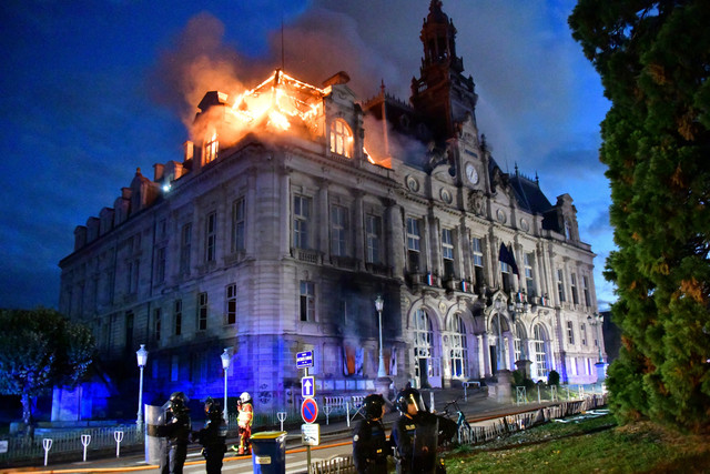 Kobaran api membakar gedung Balai Kota setelah sekelompok orang memaksa masuk ke dalam bangunan tersebut saat aksi demonstrasi menentang tingginya biaya hidup di Limoges, Prancis bagian tengah, Sabtu (17/10/2026). Foto: Pascal LACHENAUD / AFP