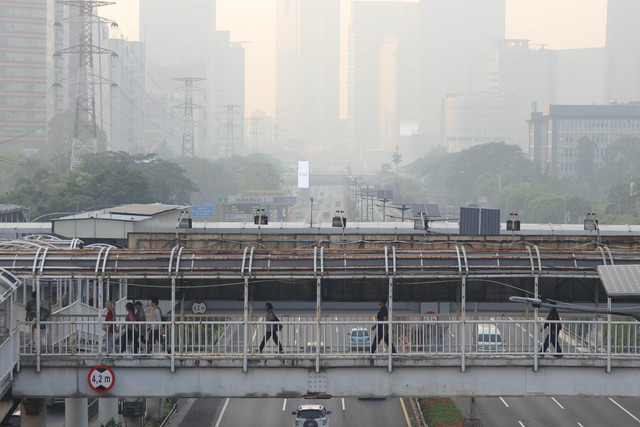 Warga berolahraga saat Car Free Day (CFD) di Jakarta, Minggu (18/10/2026). Foto: Jamal Ramadhan/kumparan